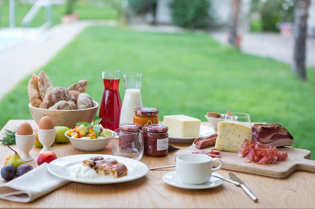 Tiefenbrunn Gardensuites & Breakfast