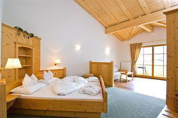 Hotel Tiefenbrunn Gardensuites & Breakfast 4*