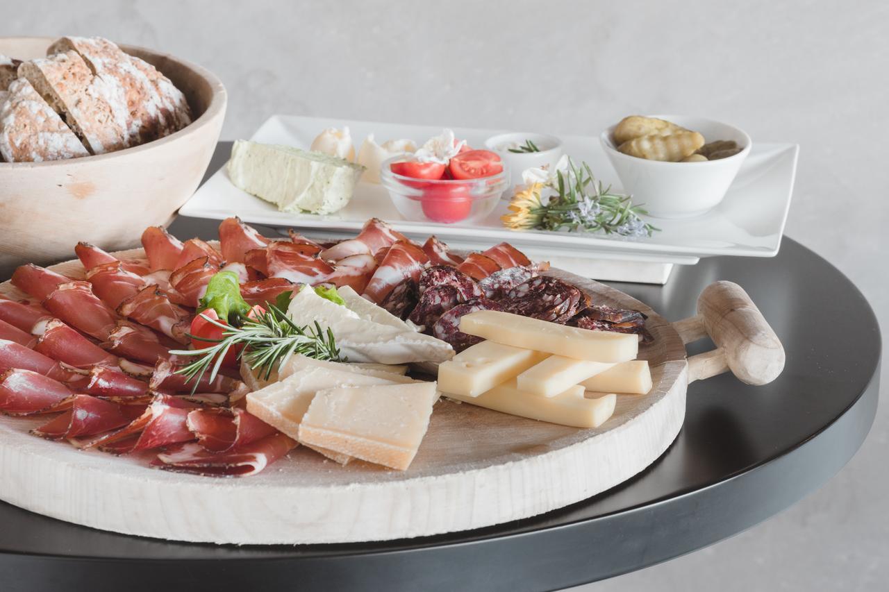 Tiefenbrunn Gardensuites & Breakfast 4*